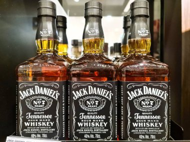 Kiel, Almanya - 07. Şubat 2026: Jack Daniel 's Old No. 7 Tennessee viski şişesi bir perakende mağazasında satışa sunuldu.