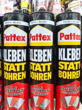 Kiel, Almanya - 07. Şubat 2026: Satılık pattex yapıştırıcı tüpleri, tüm materyaller için sondaj yapmak yerine yapıştırıcıya vurgu yapıyor