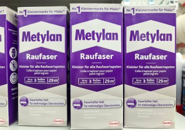 Kiel, Almanya - 07. Şubat 2026: Henkel perakende ev yenileme projeleri için Metylan Raufaser duvar kağıdı yapıştırıcı kutuları
