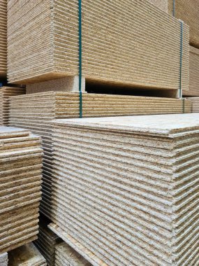 Yığınlanmış dizgi tahtaları soyut kalıplar oluşturuyor, inşa ve yenileme projeleri için hazır