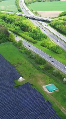 Sakin bir göl ve kıyısının havadan görünüşü Almanya 'nın su yüzeyine yansıyan ağaçlarla dolu.