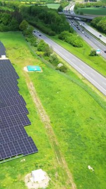 Kolza tohumu ve sürülmüş tarlalar arasında bir kırsal şerit boyunca geriye doğru uçan hava görüntüsü