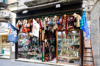 Napoli, İtalya - 5. Mart 2026: Çeşitli eşyalar, giysiler ve bayraklar sergileniyor