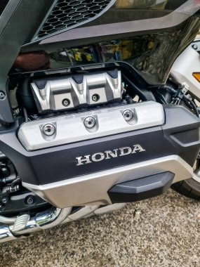 Napoli, İtalya - 5. Mart 2026: Marka logolu Honda motosiklet motoru bileşeni, otomotiv teknolojisi ve işçiliği vurgulanıyor