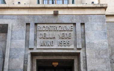 Napoli, İtalya - 5. Mart 2026: İtalyan mimari cephesi Ricostruzione della Sede Anno 1939 yazısını gösteriyor