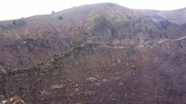 Napoli yakınlarındaki ünlü Vezüv Dağı volkan kraterinin engebeli, kayalık iç kısmı.