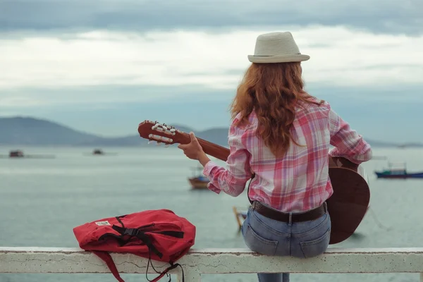 Красивая рыжая девушка с гитарой — стоковое фото