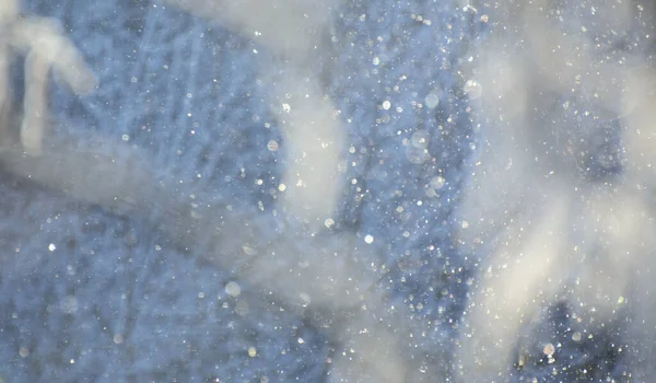 Elmosódott Hópelyhek Hullanak Kék Háttér Ágak Hóban Absztrakt Karácsonyi Háttér — Stock Fotó