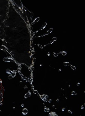 Siyah arka planda, su damlaları soyut bir resim oluşturur. Kavram-soyut arkaplan