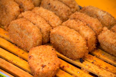 Altın çıtır tavuk sopa iyi bir iştah açıcı olduğunu