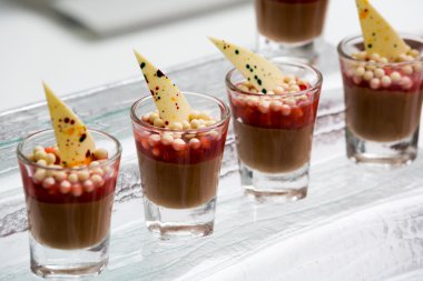 Tablo camına çikolata mousse, yakın çekim