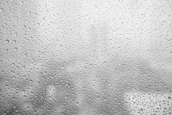 Wirkung von Regentropfen macht Dampf am Fenster — Stockfoto