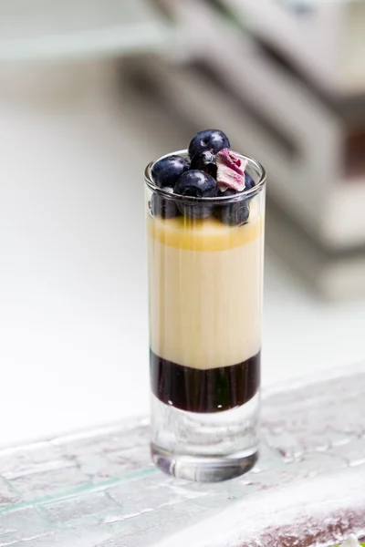 Черничный парфе в высоком стакане на столе — стоковое фото