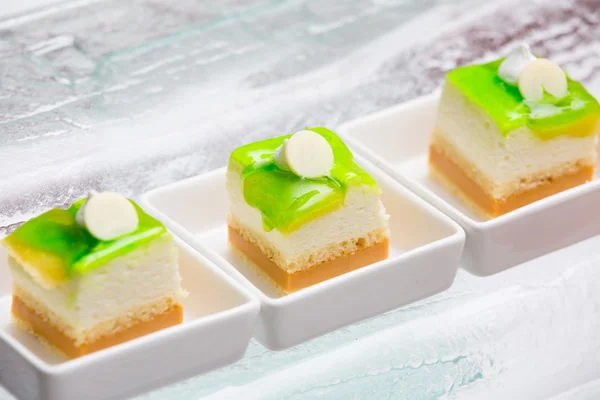 Gâteau au citron dans une assiette blanche — Photo