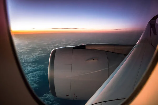 Vista Del Paisaje Nublado Desde Una Ventana Del Avión — Foto de Stock