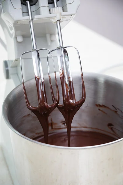 Смешивание шоколадной стружки — стоковое фото