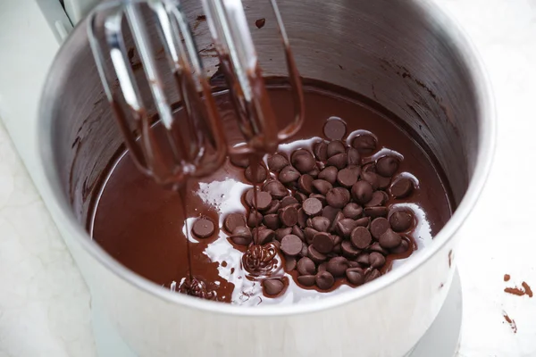 Çikolatalı hamur karıştırma — Stok fotoğraf