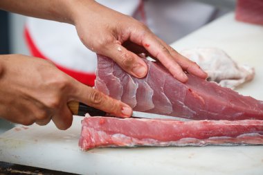 Beyaz bir tablo kesme tuna