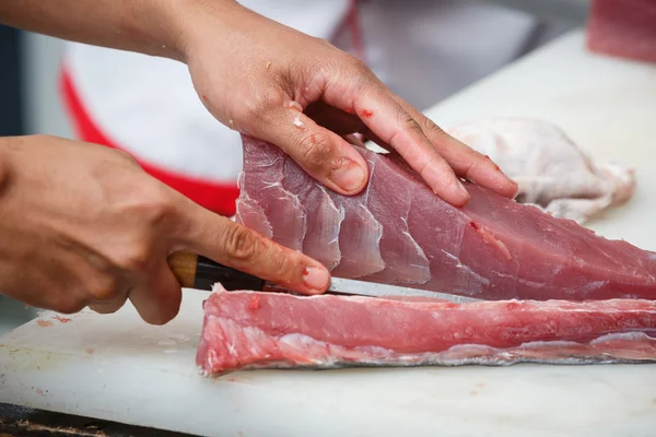Beyaz bir tablo kesme tuna — Stok fotoğraf