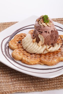 Çikolatalı muzlu waffle hizmet