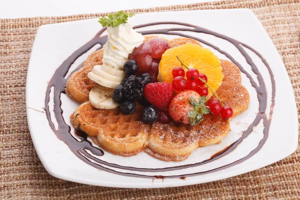 Waffle com frutas frescas — Fotografia de Stock