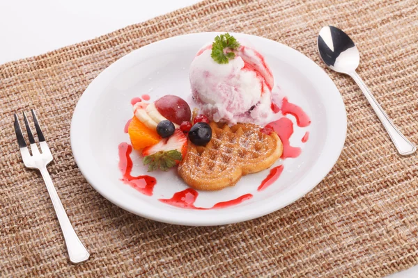 Sorvete de iogurte de mirtilo servir com waffle — Fotografia de Stock