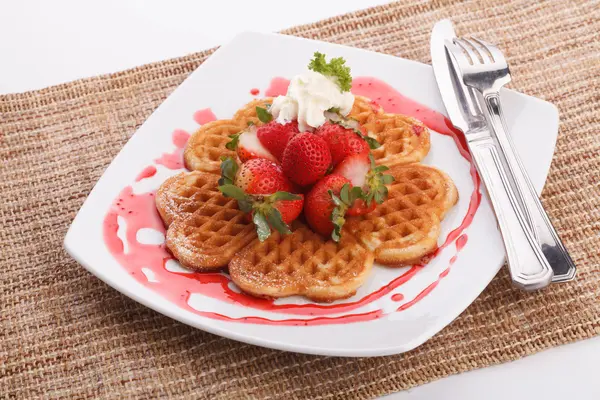 Cobertura de waffle com morango e decoração — Fotografia de Stock
