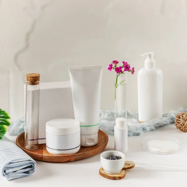 Kozmetik SPA 'nın beyaz arka plandaki maketi. Doğal, organik kozmetik ürünleri yaratma kavramı.