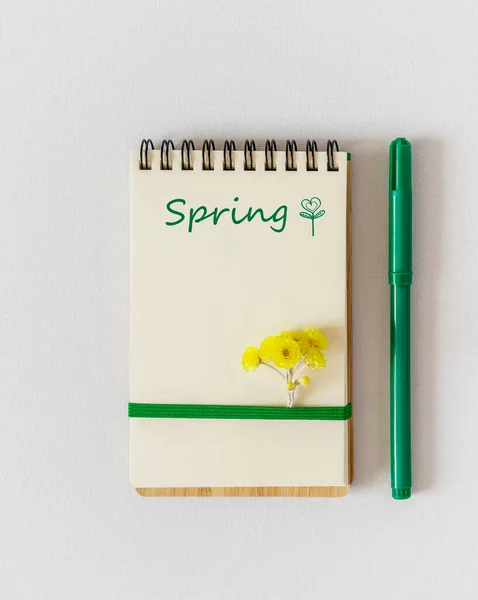 Otevřete Zápisník Bílým Listem Nápisem Pružina Kopírovací Prostor Jarní Květiny — Stock fotografie