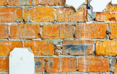 Kırılmamış kiremit kalıntıları olan kırık kırmızı tuğlaların desenli arka planı. Binaların, apartmanların iç onarımı. Seramik fayansların çıkarılması ve duvarların restorasyonu