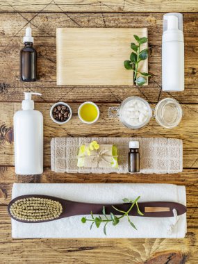Ev yapımı cilt bakımı. Doğal cilt bakım ürünleri. Çevre dostu banyo ve spa aksesuarları. Doğal, organik fırça hazırlamak için taze malzemeler. Markalaşmak için güzel şişeler. Boşluğu kopyala