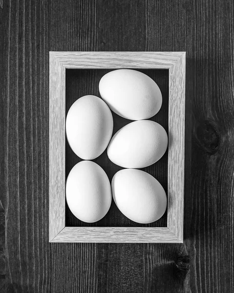 简单健康的天然食物的概念 新鲜的蛋在一个木制的背景框架 黑白食品图片 顶部视图 复活节准备工作的组成 — 图库照片