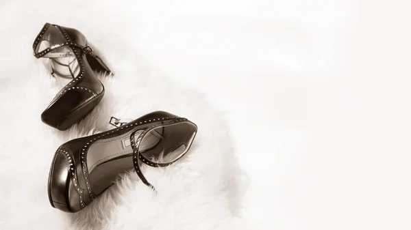 Černošky ženy vysoké podpatky boty na bílém chlupatém koberci — Stock fotografie