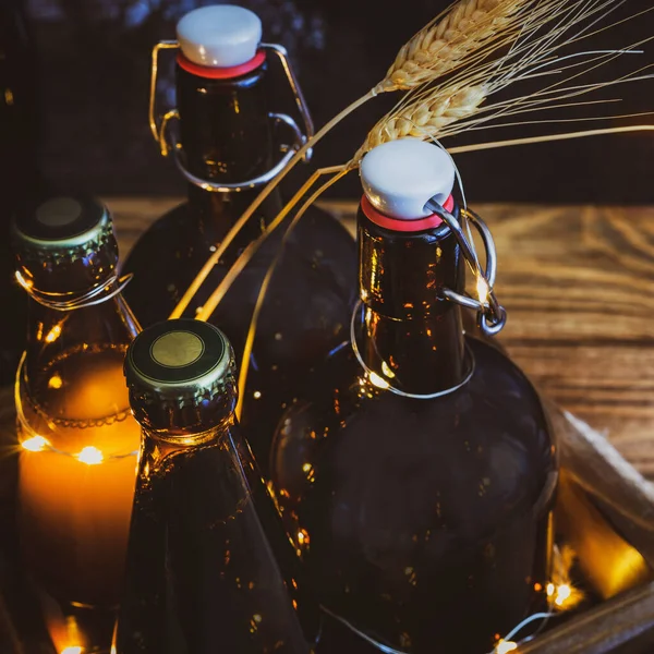 自家製 光と暗い 小麦の耳と木製の背景に輝くライトで濾過されていないビールとガラスボトルと環境に優しい組成 地元のパブでのビールパーティー — ストック写真