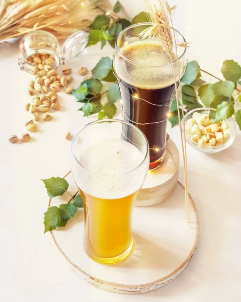Bierbanner Met Twee Glazen Zelfgemaakt Licht Donker Ongefilterd Bier Pistachenoten — Stockfoto