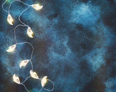 Açık renk çelenkli Cadılar Bayramı kompozisyonu koyu mavi desenli arka planda hayaletler