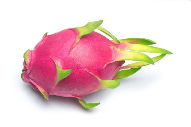 Ejderha meyvesi, pitaya beyaz arka planda izole. Pitaya ya da pitahaya, Amerika kıtasına özgü birkaç kaktüs türünün meyvesidir..