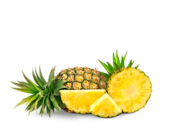  Ananas ve ananas dilimi. Yapraklı ananas beyaza izole edilir. Tam alan derinliği. Yaz meyveleri, sağlıklı ve doğal bir hayat için.,