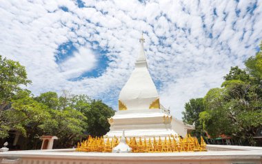 Phra That Si Song Rak (Dan Sai, Loei), Tayland Laos Anıtı. Phrada, ünlü beyaz pagoda 'nın içinde hiç keşiş yaşamıyor. Dan Sai Bölgesi, Loei Bölgesi, Tayland