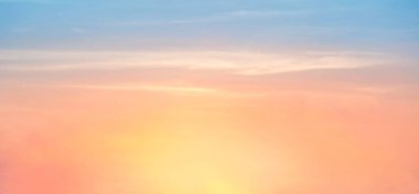 Güneşin boyadığı güzel gökyüzü parlak altın gölgeler bırakıyor. Kış akşamları alacakaranlık gökyüzünde yoğun bulutlar. Akşam vakti gökyüzünün görüntüsü.