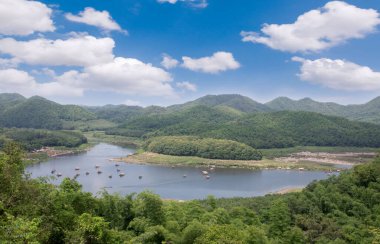 Bambu barınakları, Tayland 'ın Loei bölgesindeki Huai Krathing Rezervuarı' nda turist çekmek için mavi gökyüzünün altında suyun ortasında yüzen restoranlardır., 