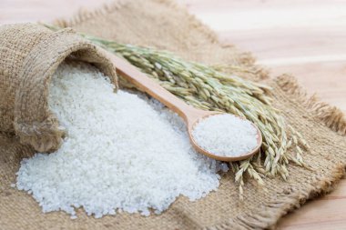 Pirinç suşi için kullanılır. Kısa Taneli Suşi Koshihikari Pirinci. Yüksek çözünürlük pirinç taneleri, arka planda sağlıklı yiyecekler