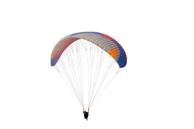 Paraşüt üzerinde uçan sporcu. İzole edilmiş beyaz arkaplanda güzel bir paraglider uçuyor.