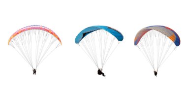 Beyaz arka planda izole edilmiş parlak renkli paraşüt, paraglider üzerinde uçan sporcu. Ekstrem spor anlayışı, macera mücadelesi.