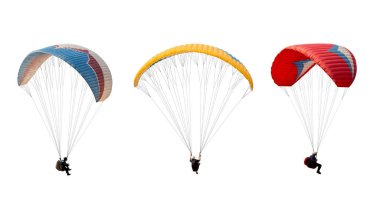 Beyaz arka planda izole edilmiş parlak renkli paraşüt, paraglider üzerinde uçan sporcu. Ekstrem spor anlayışı, macera mücadelesi.