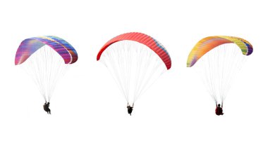 Beyaz arka planda izole edilmiş parlak renkli paraşüt, paraglider üzerinde uçan sporcu. Ekstrem spor anlayışı, macera mücadelesi.