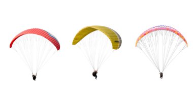 Beyaz arka planda izole edilmiş parlak renkli paraşüt, paraglider üzerinde uçan sporcu. Ekstrem spor anlayışı, macera mücadelesi.