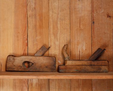 İki uçak ahşap raf