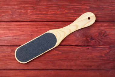 Eğri ahşap pedikür rendesi eski tahtalarda