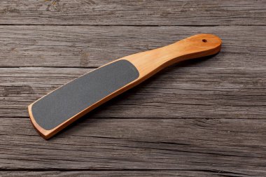 Eğri ahşap pedikür rendesi eski tahtalarda